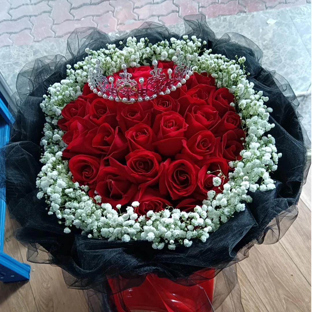 214情人节爆款33朵红玫瑰满天星送串灯免配送费