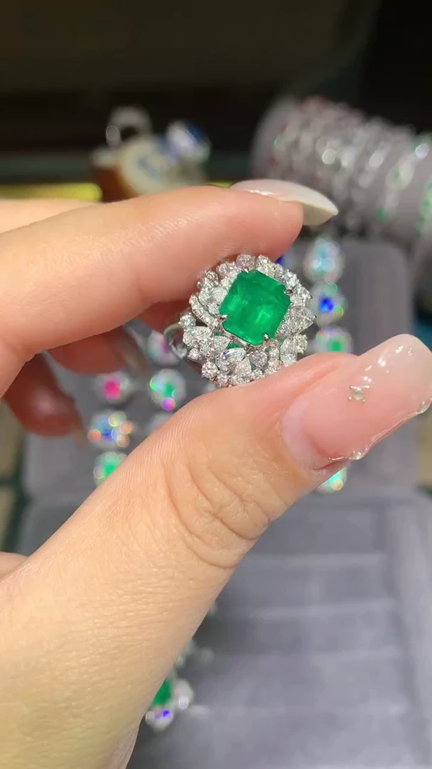 18K金镶嵌戒指祖母绿2.1CT