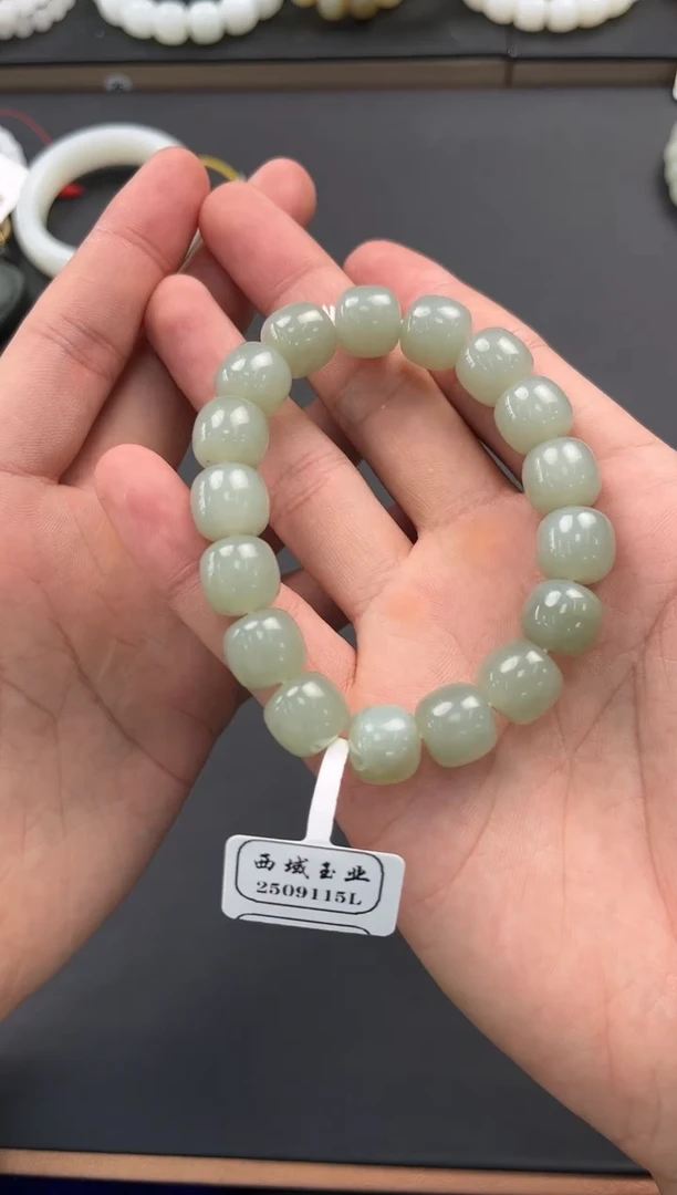 未镶嵌手串和田玉且末青白老型手串卡12微色差 裂