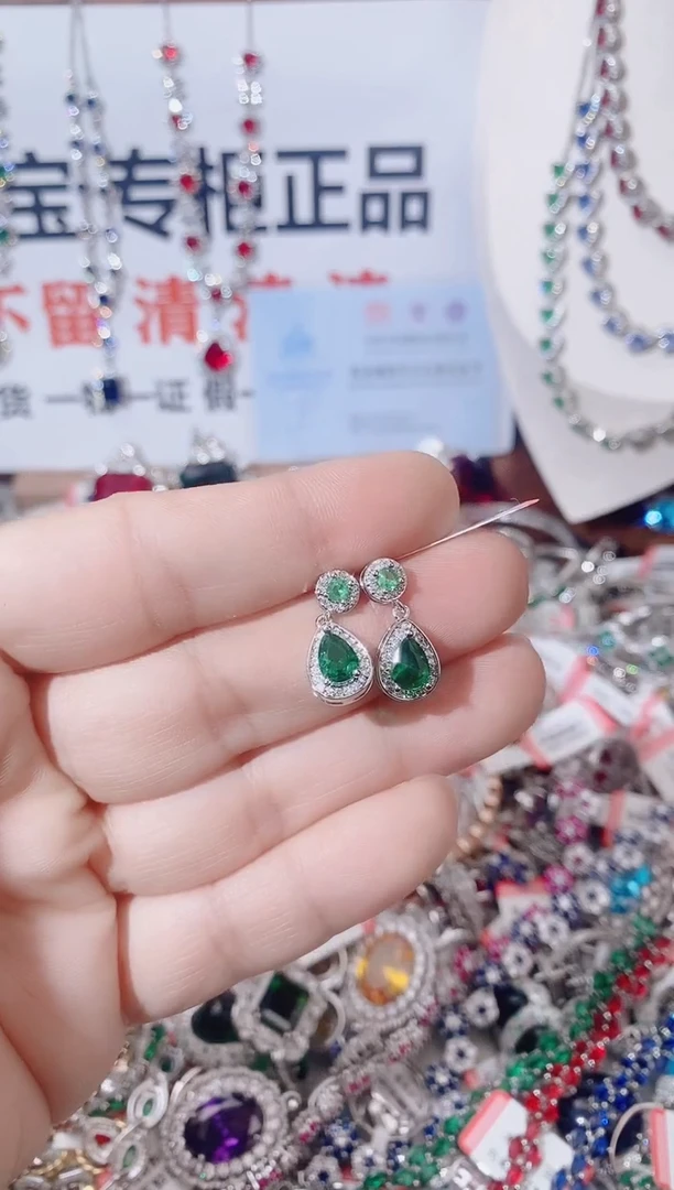 未镶嵌耳饰祖母绿