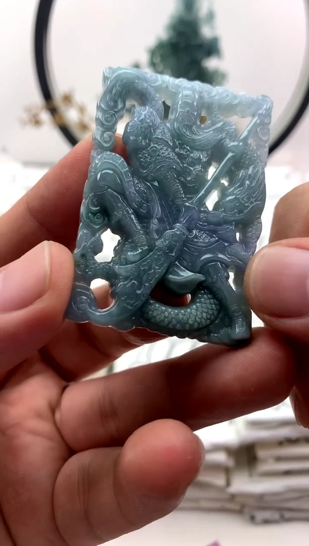 翡翠未镶嵌颈饰关公
