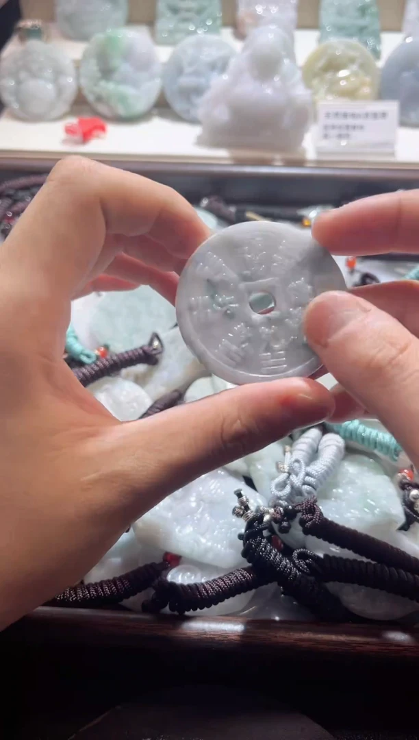 吊坠(赠链)未镶嵌翡翠11/10       699