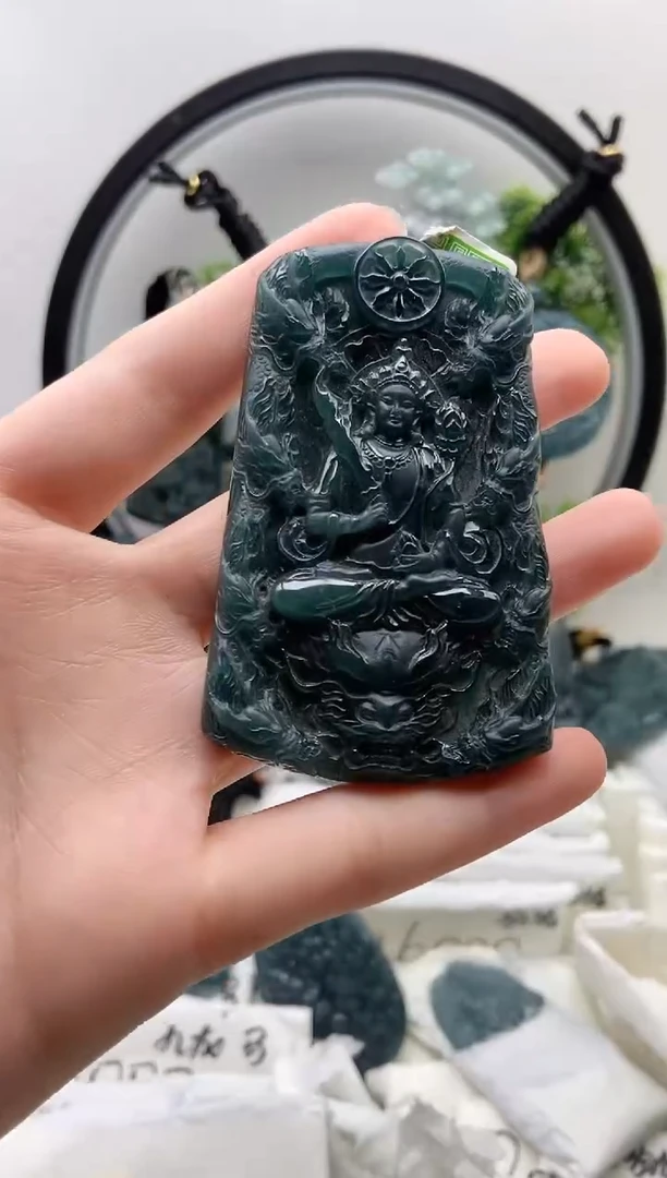 翡翠未镶嵌颈饰平**遂虚空藏