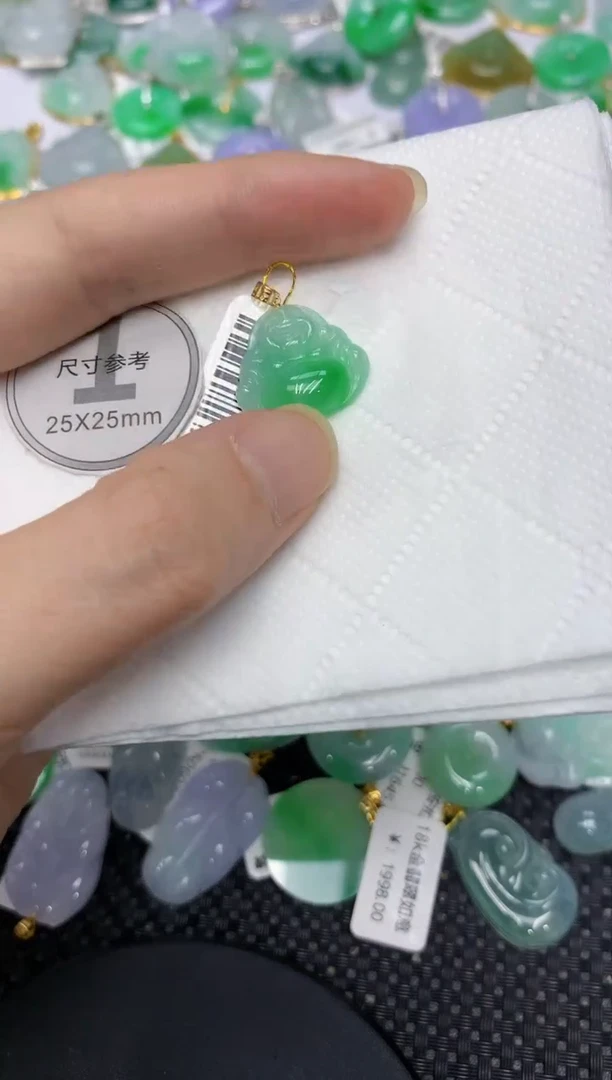 翡翠18K金镶嵌颈饰111111111