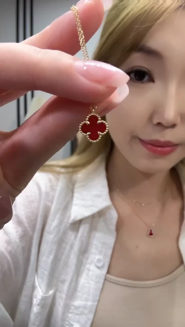 18K金镶嵌项链玛瑙/玉髓红色小单花项链GHJ