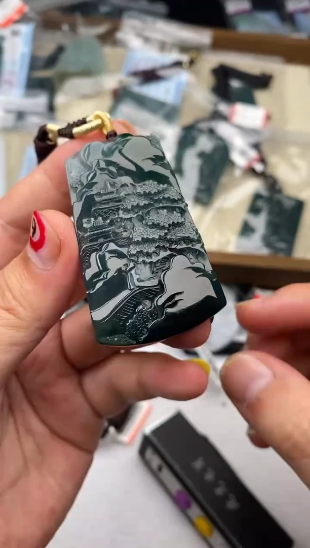 翡翠未镶嵌颈饰多样性发其一