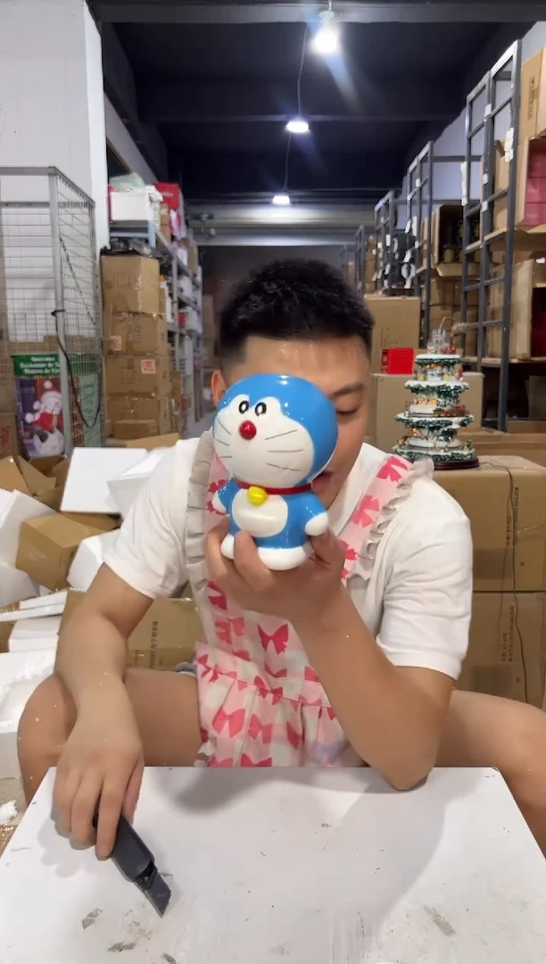 瓷片小号叮当猫钱罐冰裂