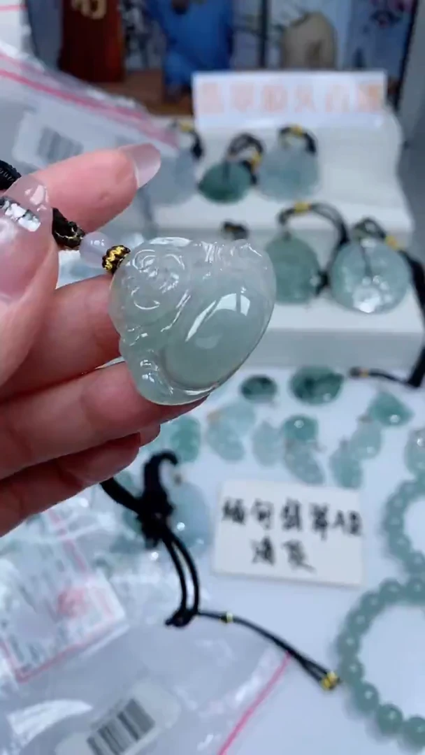 颈饰未镶嵌翡翠吊坠