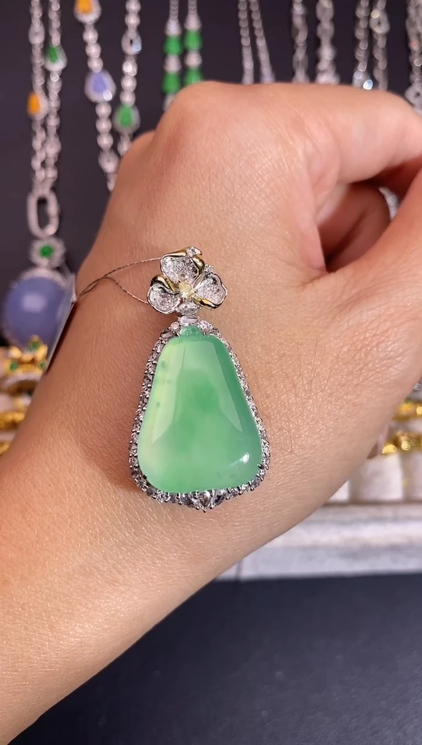 颈饰18K金镶嵌翡翠吊坠