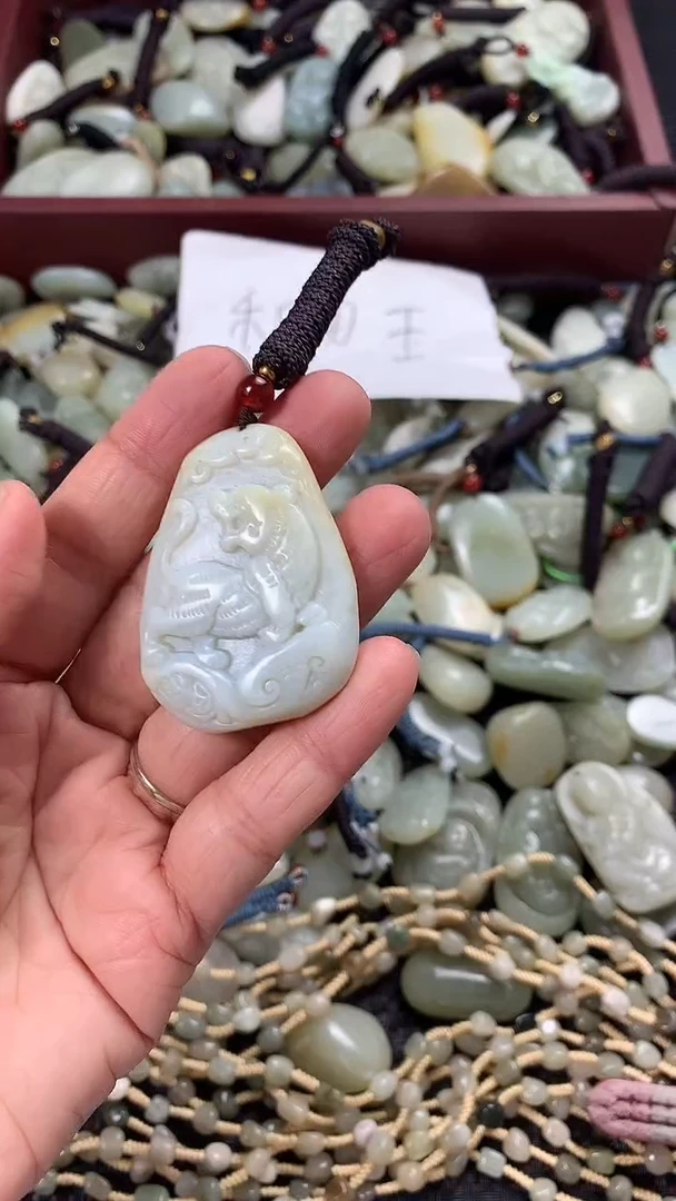 颈饰未镶嵌和田玉（多样性发一件）没有证书有瑕