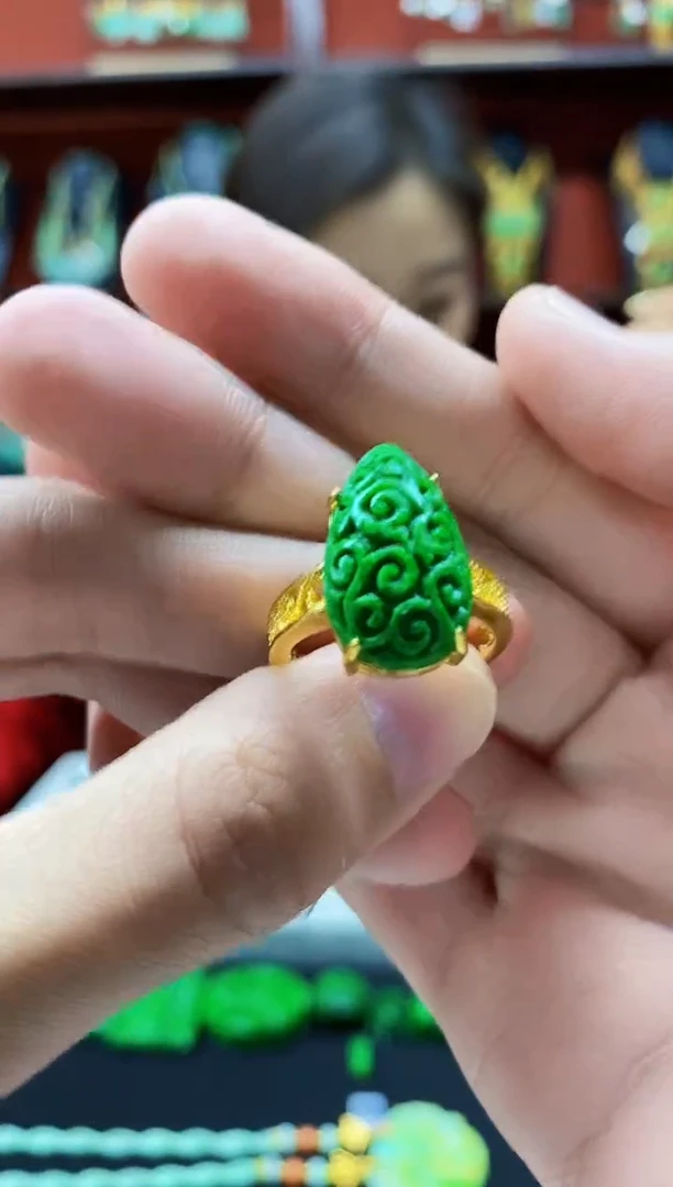 颈饰未镶嵌翡翠戒指