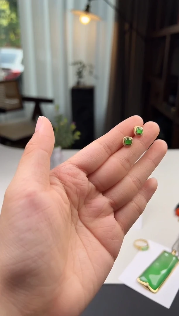 18K金镶嵌翡翠耳饰