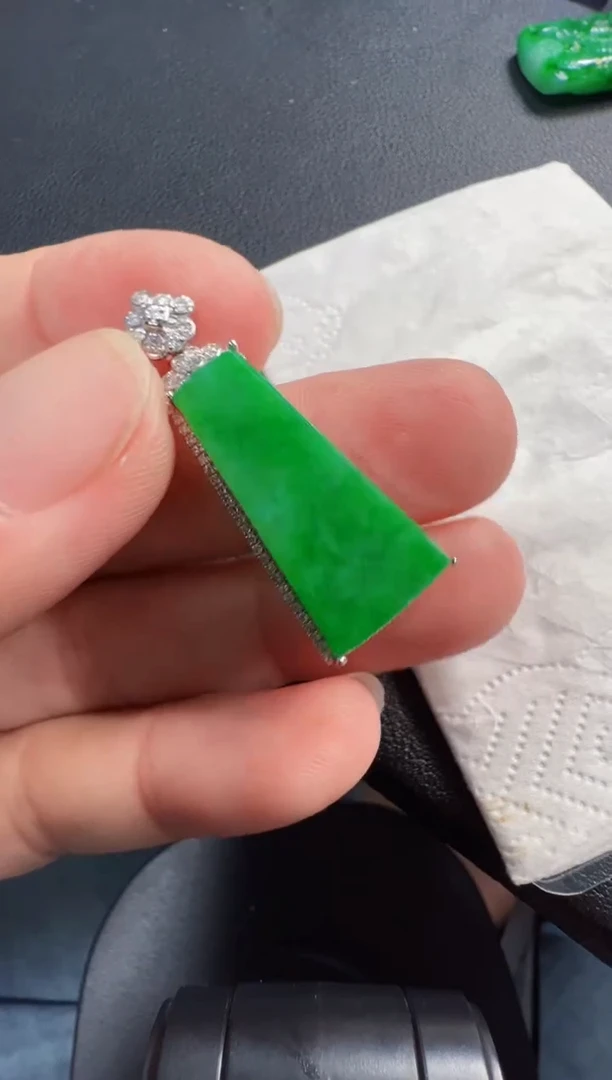 吊坠(不含链)18K金镶嵌翡翠6800