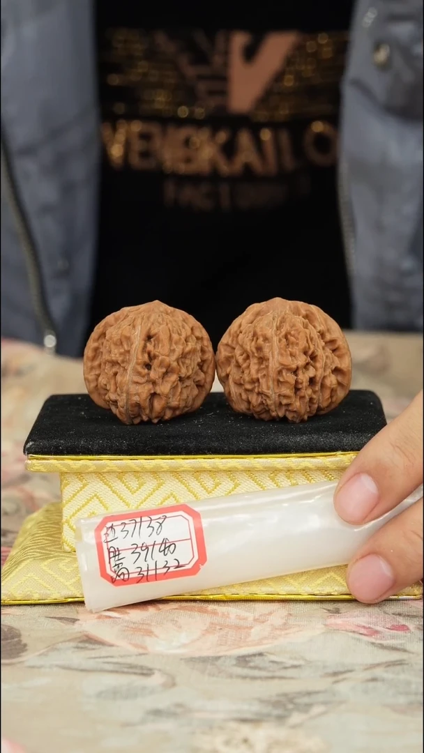 【闪购商品】文玩核桃把件一代楼