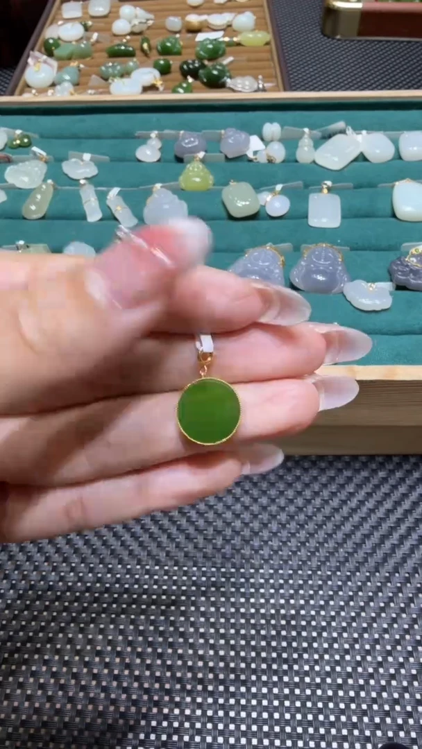 颈饰18K金镶嵌和田玉挂件