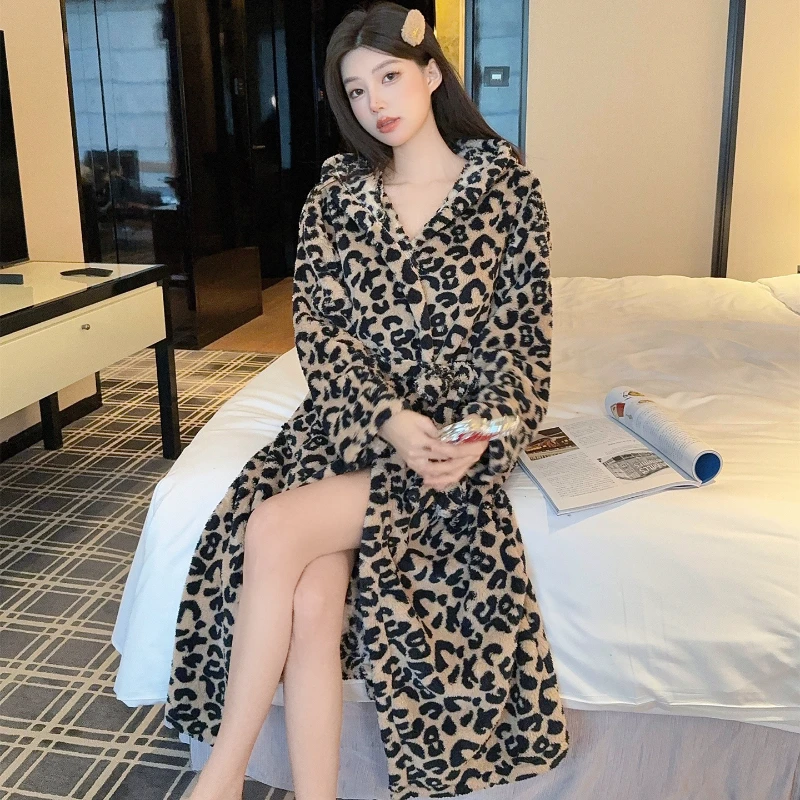 超大码200斤珊瑚绒睡袍女冬季豹纹睡衣连帽性感长款睡裙ins风浴袍