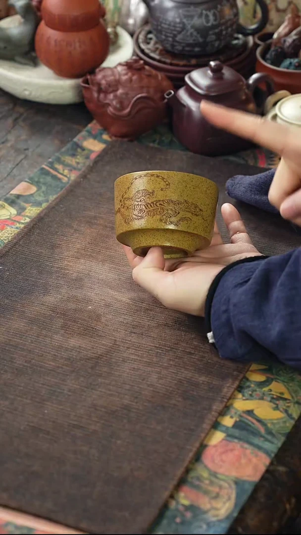 柴烧黄段刻绘老虎紫砂杯