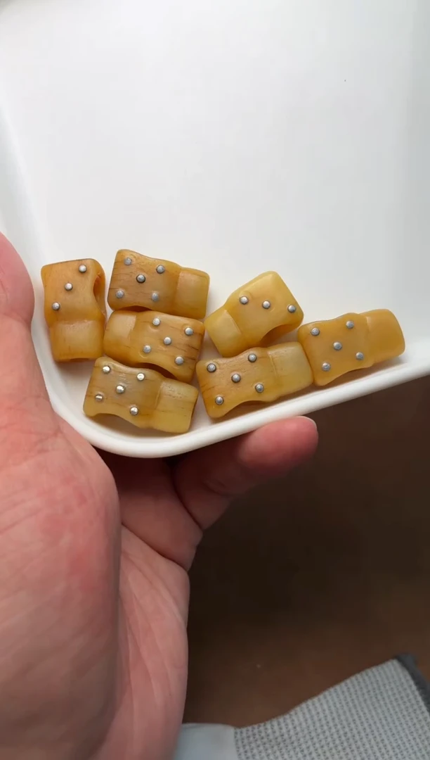 牛骨其他P916-镶钉三通-有棕裂