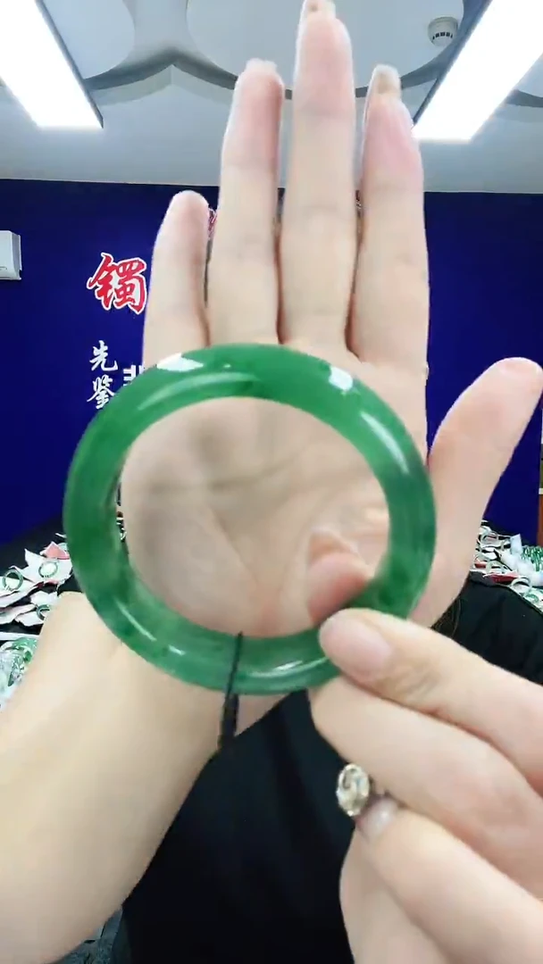 石英质玉（非洲翠）手镯未镶嵌1