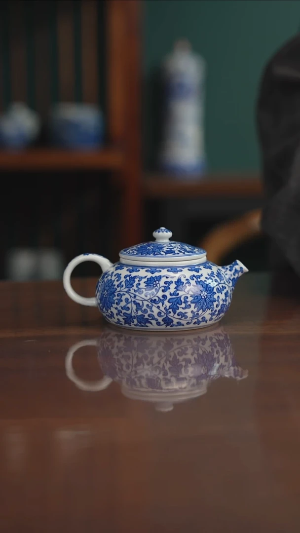 晓月窑青花缠枝壶