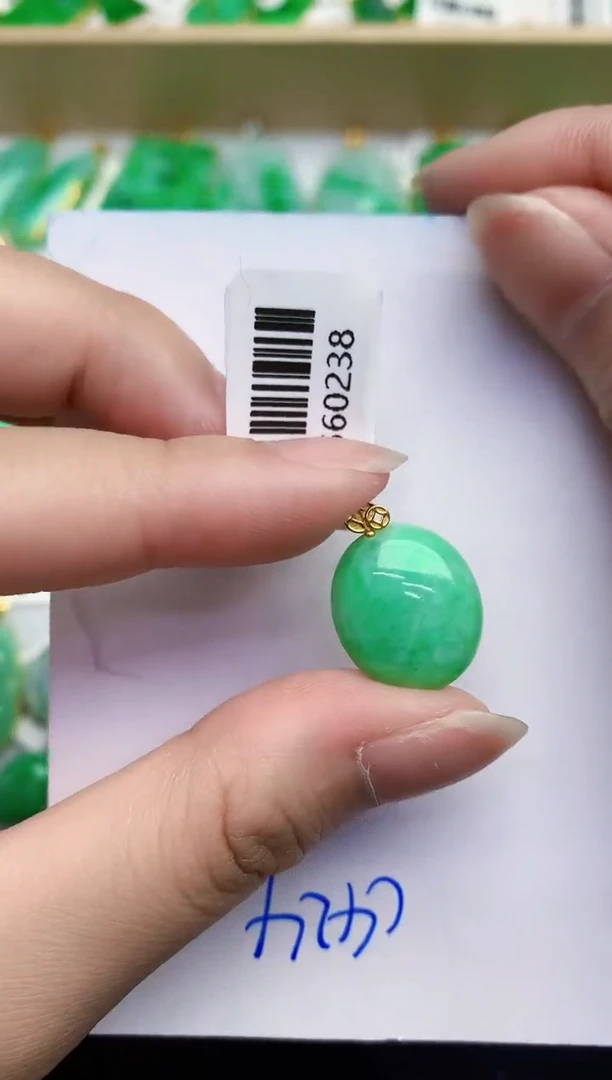 翡翠18K金镶嵌颈饰天然缅甸A货翡翠