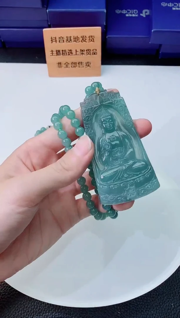 翡翠未镶嵌颈饰     `