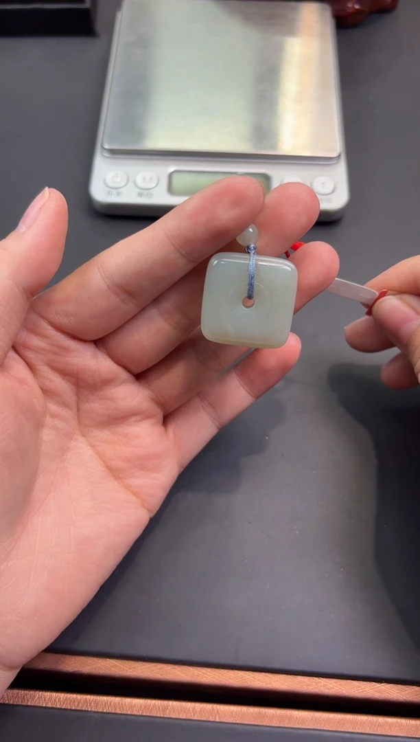 【闪购商品】和田玉吊坠(赠链)未镶嵌且末微色差近矿吊坠