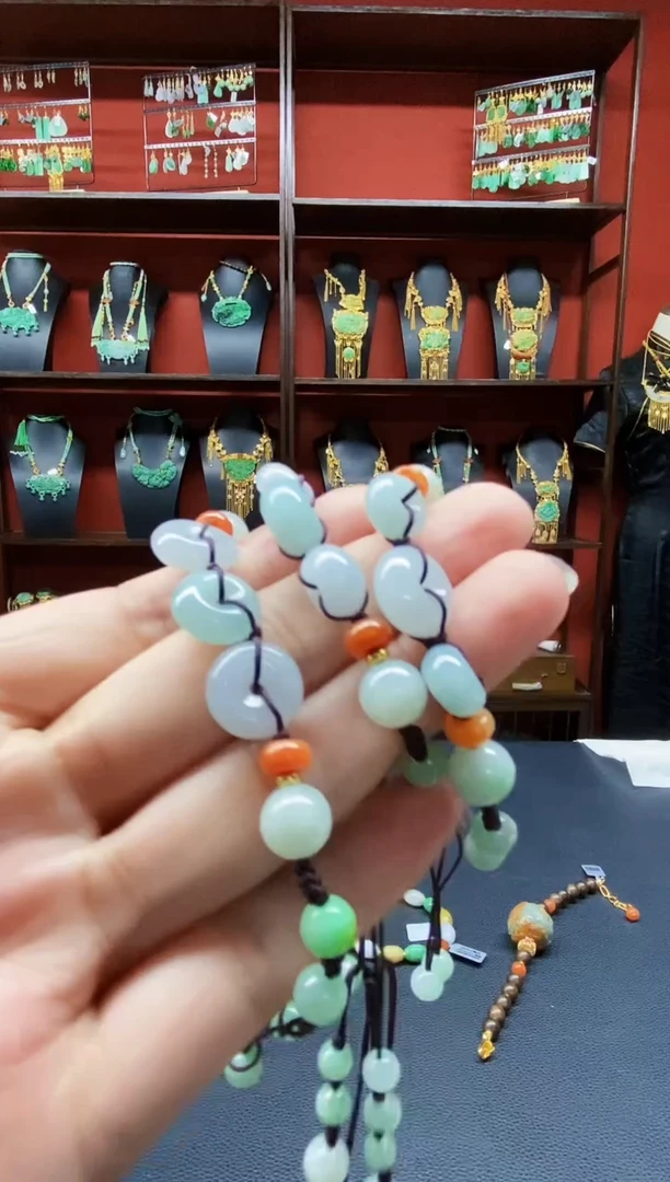 颈饰未镶嵌翡翠手串多样发其一