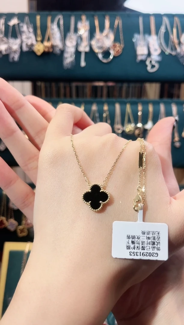 18K金镶嵌玛瑙项链18K金镶嵌 K黄四草