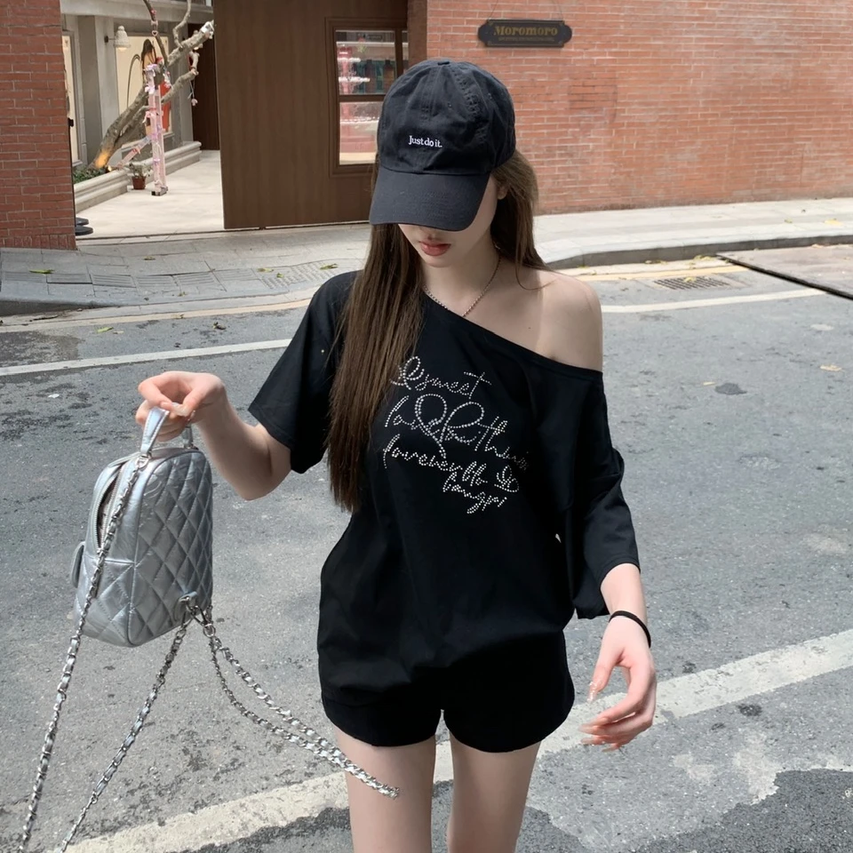 2025夏季新款字母烫钻斜肩露肩短袖T桖女上衣宽松显瘦休闲百搭
