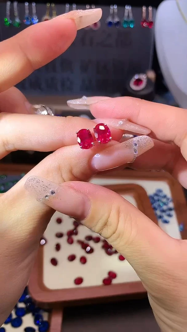银S925镶嵌耳饰红宝石........