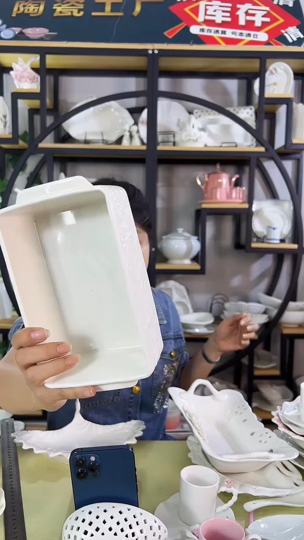 陶瓷浮雕双耳盘一只