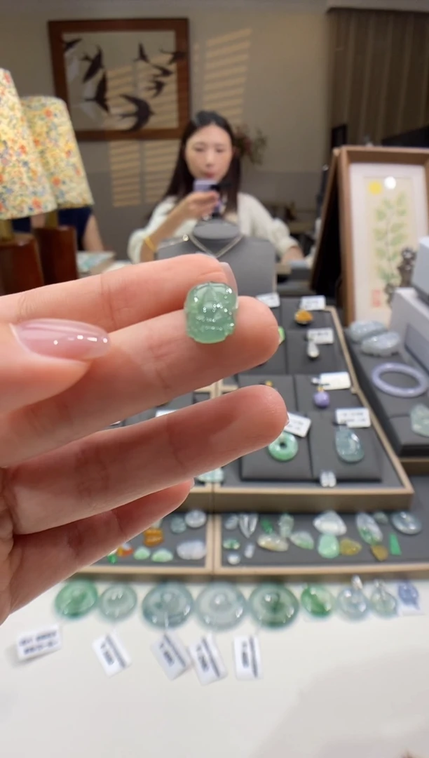 翡翠未镶嵌颈饰貔貅