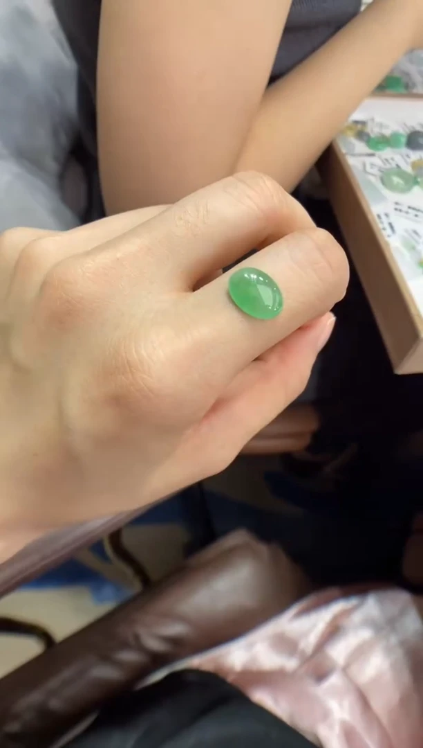 颈饰未镶嵌翡翠蛋面