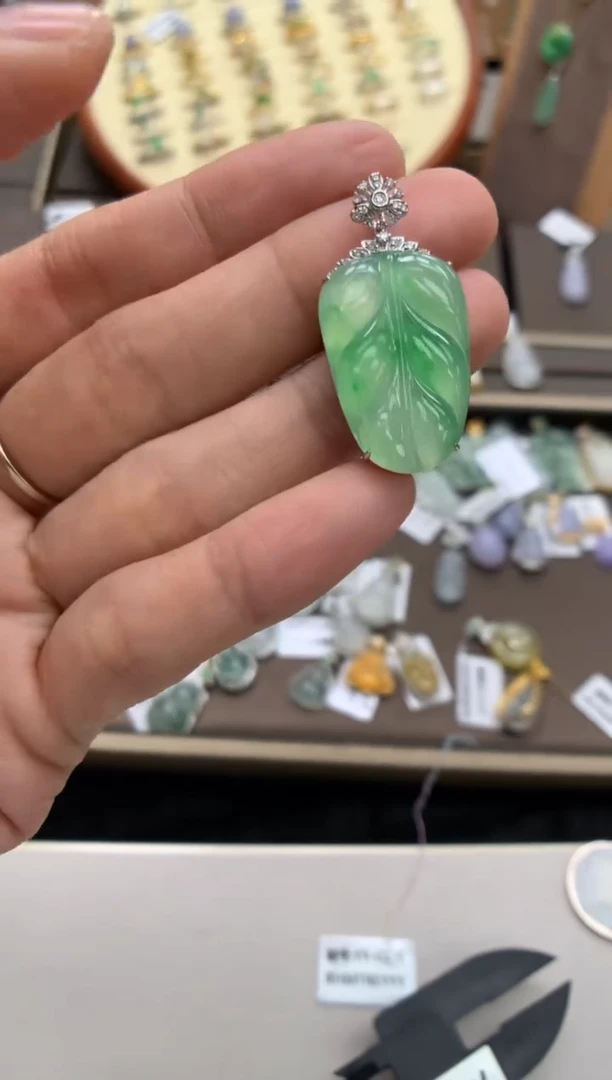 翡翠18K金镶嵌颈饰叶子