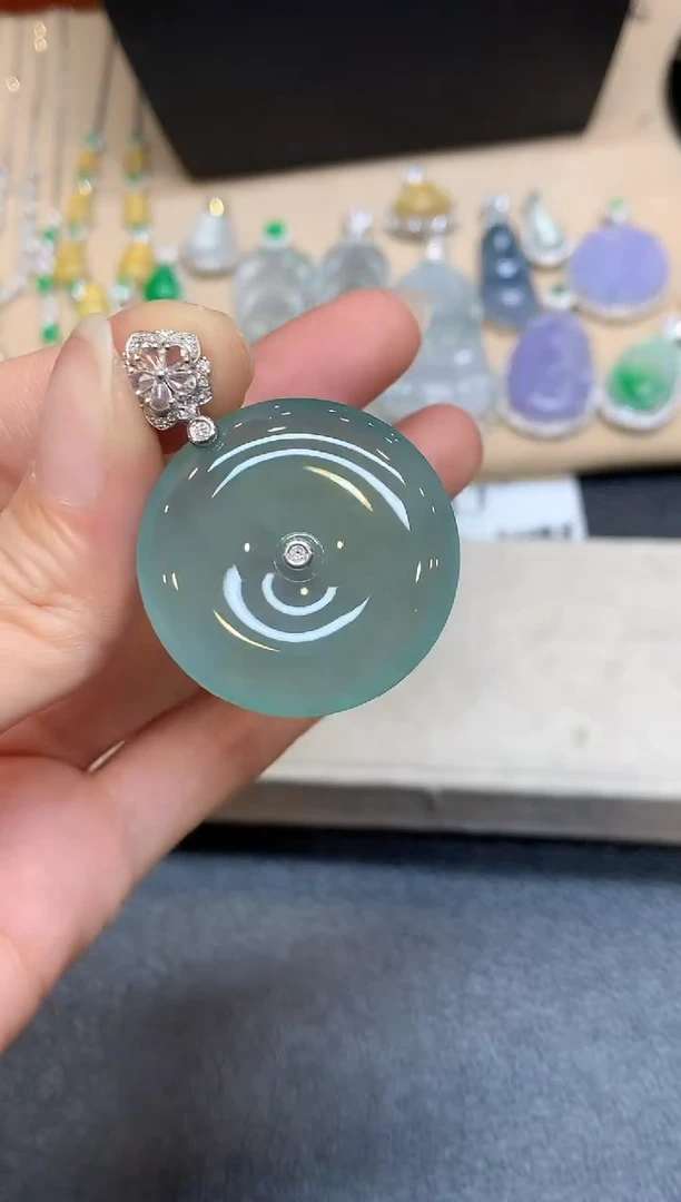 颈饰18K金镶嵌翡翠平安扣【无服务费