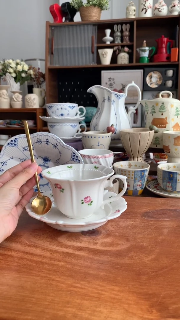 瓷粉色小碎花杯碟 送勺