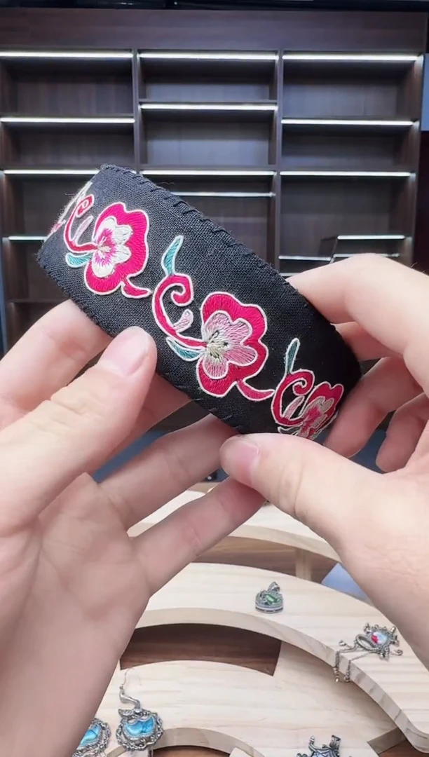 织绣349蒙阿苏苗绣传承