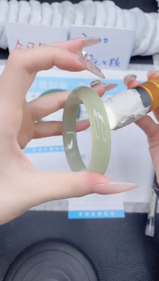 未镶嵌手镯石英质玉35-56.4