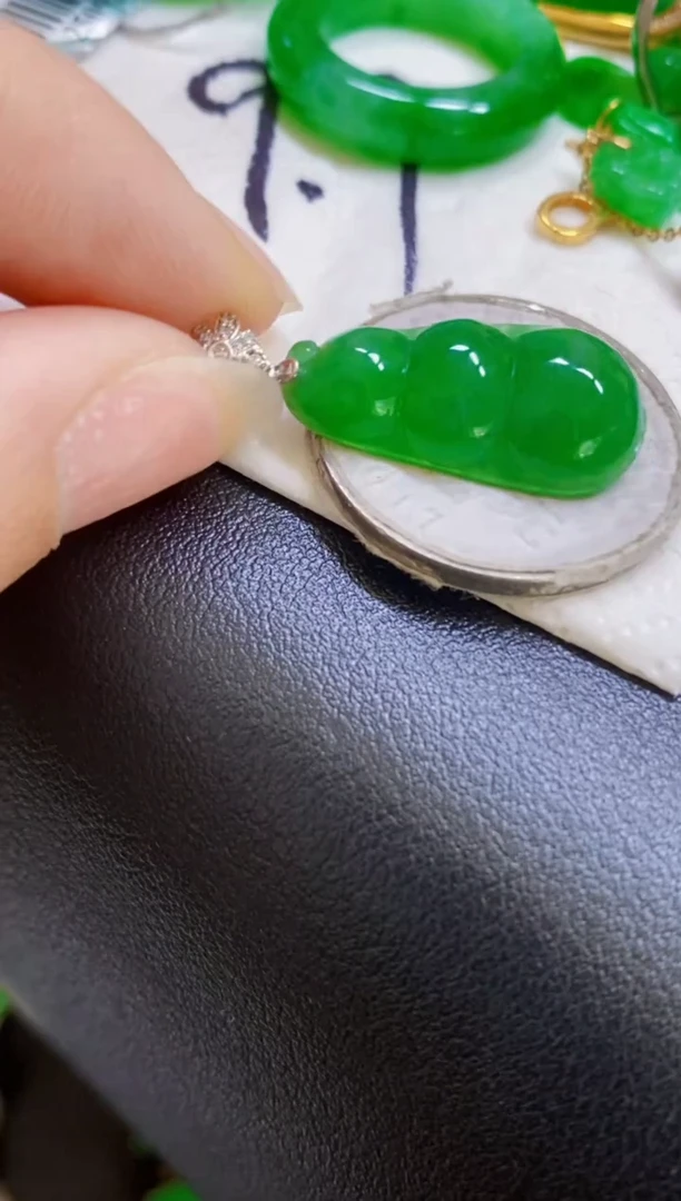 颈饰18K金镶嵌翡翠豆