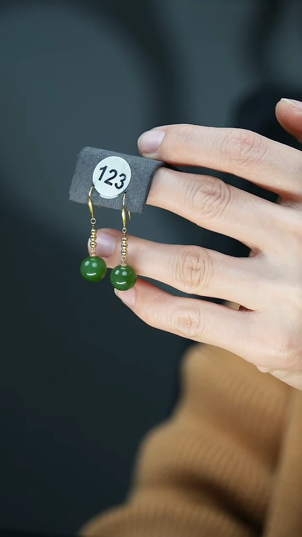 18K金镶嵌和田玉耳饰1