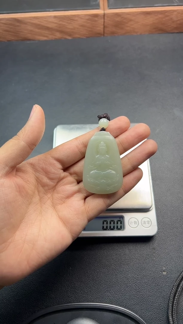 吊坠(赠链)未镶嵌和田玉且末微色差近矿吊坠