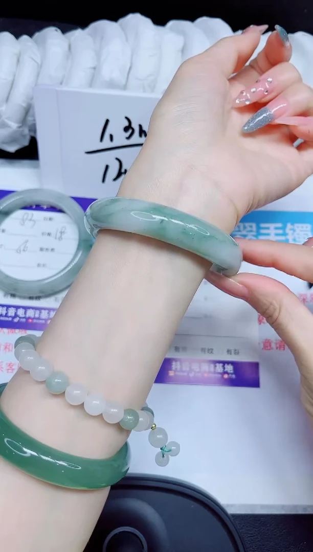 石英质玉手镯未镶嵌84.