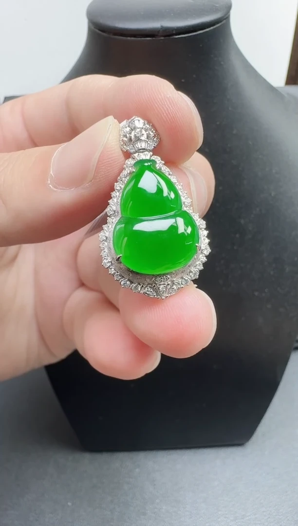 颈饰18K金镶嵌翡翠寄售回流，24小时鉴赏期