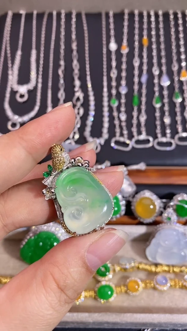 颈饰18K金镶嵌翡翠吊坠