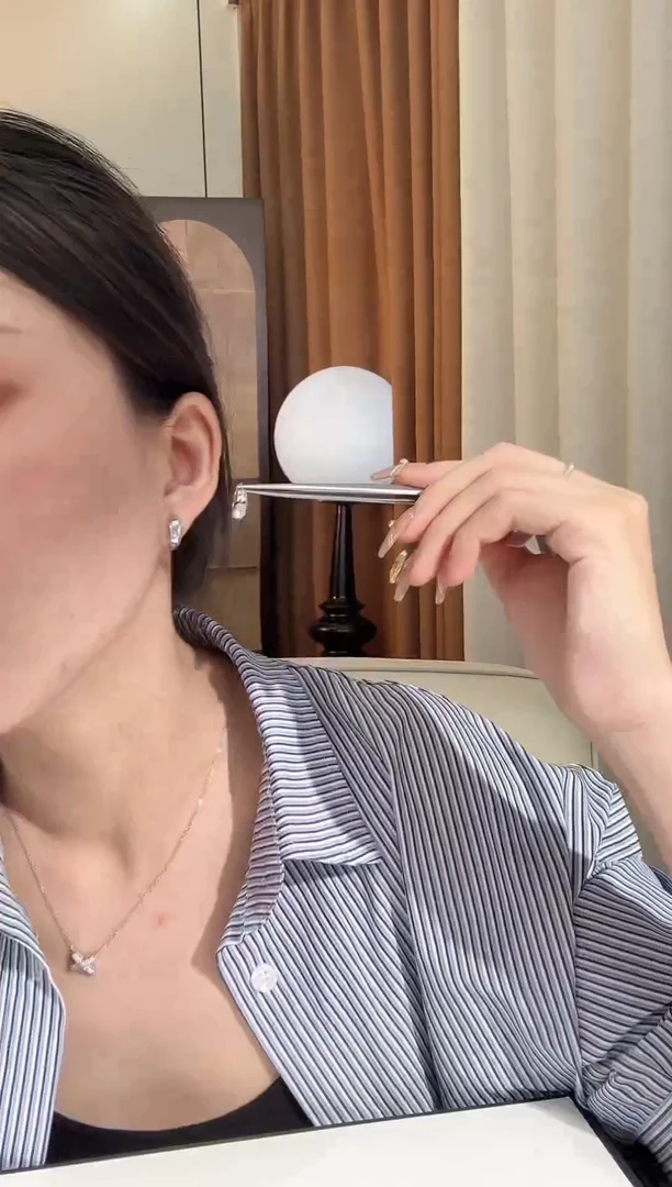 18K金镶嵌耳饰实验室培育钻石祖 母绿K白耳圈