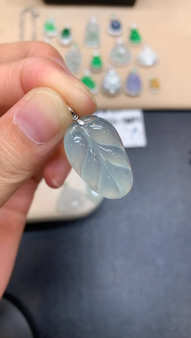 颈饰18K金镶嵌翡翠树叶【无服务费