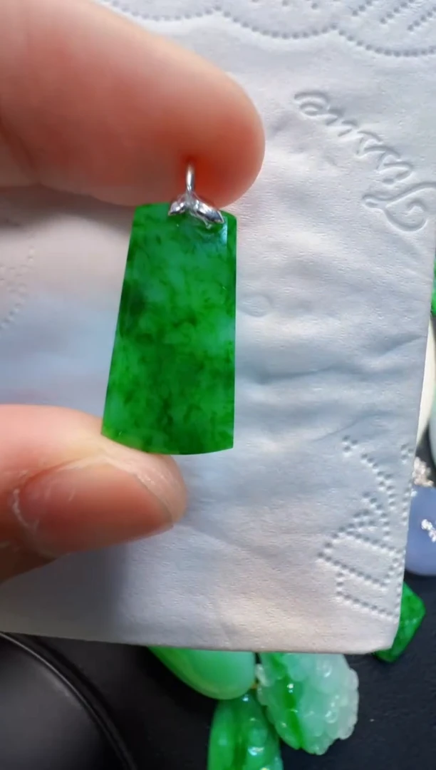 翡翠18K金镶嵌吊坠(不含链)800