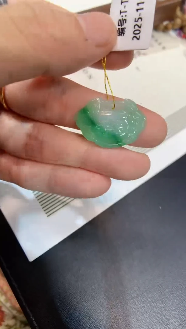 颈饰未镶嵌翡翠如意锁