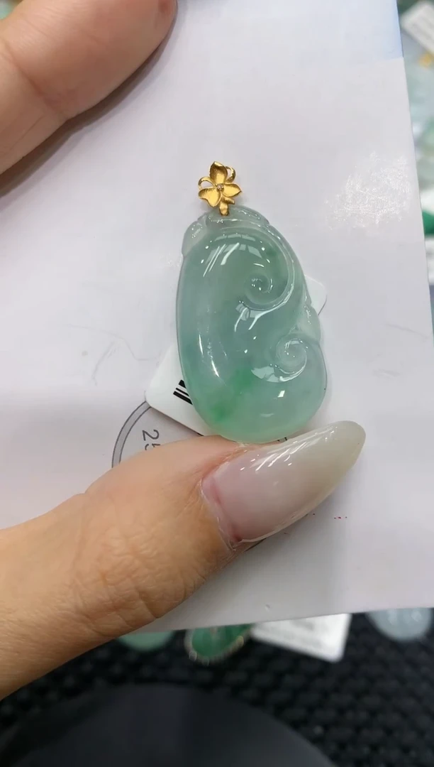 颈饰18K金镶嵌翡翠111111111111